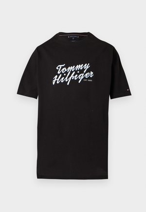 Μαύρο T-shirt με κοντά μανίκια και λευκή και μπλε επιγραφή "Tommy Hilfiger EST. 1985" στο μπροστινό μέρος και μικρό λογότυπο σημαίας στο αριστερό μανίκι.