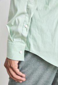 HUGO KENNO - Dalykiniai marškiniai - light/pastel green