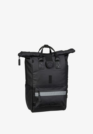 Schwarzer Rolltop-Rucksack aus Nylon, ausgestattet mit zwei Griffen, einer Reißverschlusstasche auf der Vorderseite mit einem reflektierenden Streifen und verstellbaren Seitenriemen.