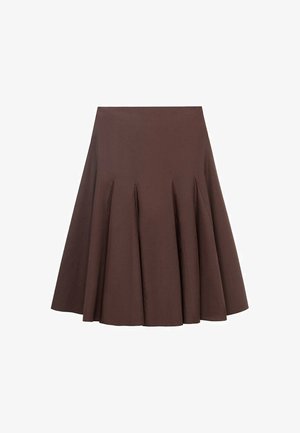 Smeđa plisirana suknja izrađena od laganog materijala. Ima razveden oblik s dubokim naborima koji dodaju teksturu i pokret.
