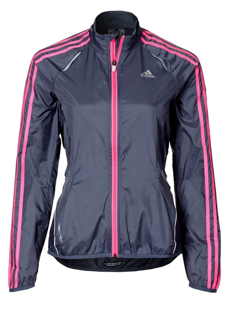 Chaqueta cortavientos marina con rayas rosas, cremallera completa y cuello alto; tejido ligero y resistente al agua; presenta un logo en el pecho.