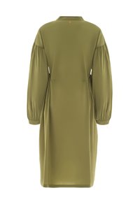 Olivenfarbenes Hemdkleid mit geradem Schnitt, langen Puffärmeln und einem Kragen; verfügt über seitliche Eingrifftaschen und eine weiche, glatte Textur.