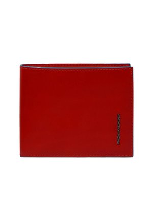 Rode leren bi-fold portemonnee met zichtbare stiksels en klein zwart metalen merkembleem in de rechterbenedenhoek.