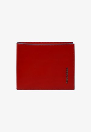Rode leren bi-fold portemonnee met zichtbare stiksels en klein zwart metalen merkembleem in de rechterbenedenhoek.