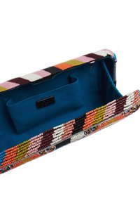 Rektangulær clutch med flerfarvet perleudsmykning på ydersiden og blåt stof indeni, med en lille inderlomme og metalspænde.
