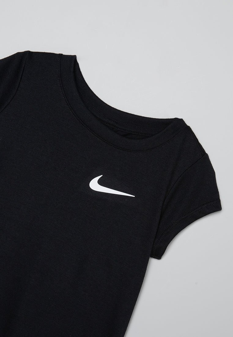 T-shirt en coton noir avec un col rond et des manches courtes, présentant un logo swoosh blanc de Nike sur la poitrine gauche.