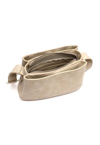 Borsa a spalla in pelle beige con due scomparti con zip, texture liscia e tracolla regolabile. Progettata per funzionalità e organizzazione.