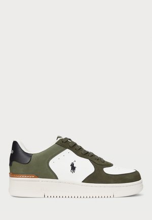 Baskets basses blanc et vert olive avec détail noir au talon, lacets et logo Polo sur le côté, avec une semelle blanche à relief subtil.