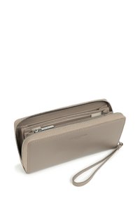 Portafoglio in pelle beige con chiusura a zip, scomparti per carte all'interno e un manico da polso. Presenta una consistenza liscia e un logo del marchio impresso.