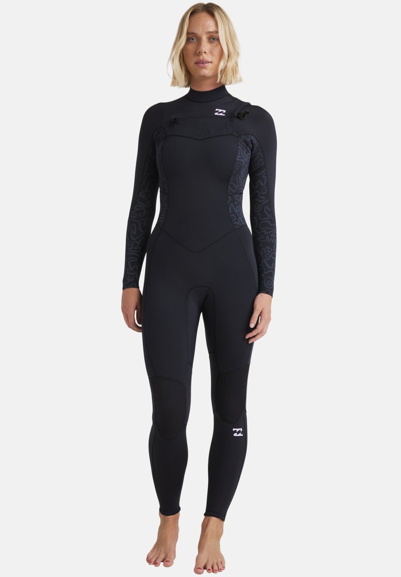 Svart våtdräkt med långa ärmar, strukturerade sidopaneler och knäskydd. Har en framdragkedja med hakar och en logotyp på bröstet.