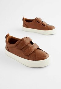 Baskets en cuir marron avec deux bandes Velcro, une semelle en caoutchouc blanc, bout arrondi et accents texturés. Les semelles intermédiaires sont rembourrées pour plus de confort.