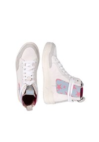 Sneaker alte in pelle bianca e suede grigia, con un pannello a stampe di stelle rosa, colletto imbottito e suola in gomma testurizzata.