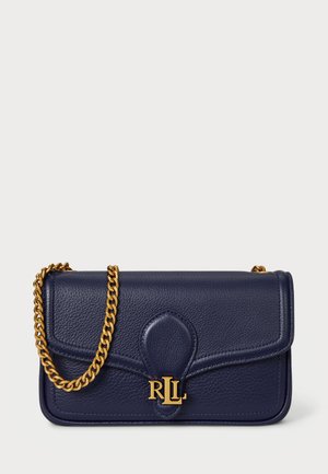 Borsa a tracolla in pelle blu navy con catena dorata, caratterizzata da una patta frontale e logo RL in rilievo. Texture liscia e forma strutturata.