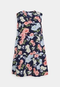 Vestido sem mangas floral em azul marinho, com grandes flores rosas, azuis e brancas, apresentando um decote em V e um design de saia em camadas. Textura de tecido suave.