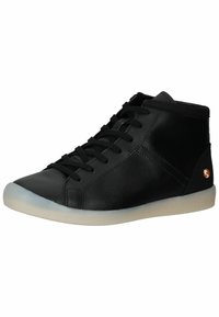 Sneaker alta in pelle nera con una finitura liscia, suola in gomma e lacci tonali. Presenta un piccolo logo sul lato e punta rotonda.