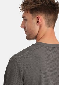 Grijze mesh sportshirt met korte mouwen, een ronde halslijn en een logo op de schouder, vervaardigd uit een ademende, textuurstof.