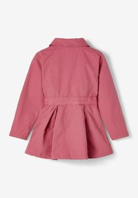 Robe en coton rose avec col, manches longues et jupe plissée. Présente une taille accentuée, une texture lisse et un design structuré.