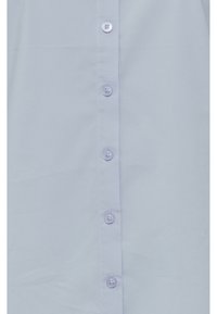 Jasnoniebieska koszula o gładkiej fakturze, z pionowym rzędem sześciu przezroczystych guzików oraz starannym przeszyciem wzdłuż listwy.