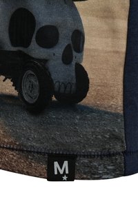 Tričko s šedým grafickým motivem lebky s černými detaily, krátkými rukávy a modrým okrajem. Štítek zobrazuje černou nálepku s písmenem "M."