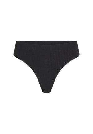 Zwarte geribbelde string met een lage tailleband en naadloze randen, die een gladde textuur en minimalistisch ontwerp benadrukt.