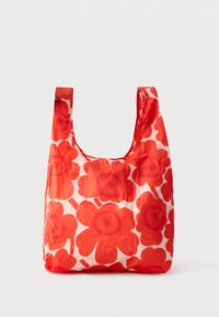 Raudona gėlių rankinė su didelėmis, ryškiomis oranžinėmis gėlėmis ant šviesaus fono. Pagaminta iš minkštos medžiagos, turi plačius petnešėlius.