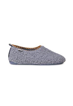 Zapatillas de casa grises y peludas con superficie texturizada, puntera redondeada y costuras naranjas en contraste a lo largo del collar. Suelas suaves para mayor comodidad.