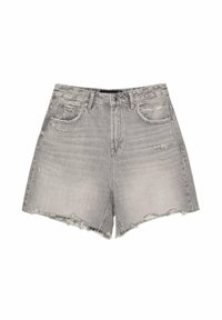 Shorts en jean gris avec des détails déchirés, des ourlets effilochés, des poches avant, des passants de ceinture et une fermeture à bouton.