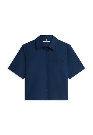 Tumesinine lühikeste varrukatega särk, millel on krae ja rinnatasku väikese logo detailiga.