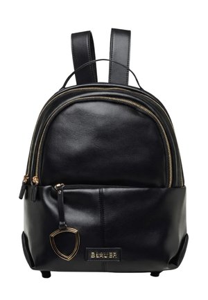 Zaino in pelle nera con due scomparti principali con zip, spalline regolabili, tasca frontale con zip e portachiavi dorato a forma di scudo.