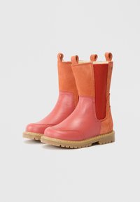 Botas de tornozelo em pele e camurça em tons de coral e laranja, com painéis laterais elásticos e abas em laço para fácil calçar. Sola texturizada.