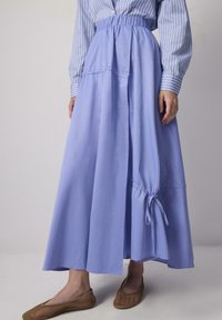 Lichtblauwe, enkellange rok van gladde stof met een elastische taille, zijruche en een geknot accent voor een ontspannen pasvorm.