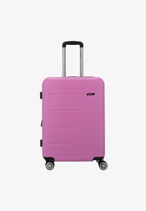 Valise à coque rigide rose avec une surface texturée, poignée rétractable argentée et quatre roues noires. Dotée d'un logo de marque et de fermetures éclair.