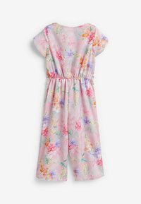 Jumpsuit floral de tela rosa clara con una variedad de flores coloridas. Manga corta, cinturilla elástica y diseño de piernas anchas.