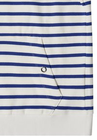 Tissu blanc avec des rayures bleues horizontales et une poche dotée d'un petit bouton métallique rond sur le côté inférieur.