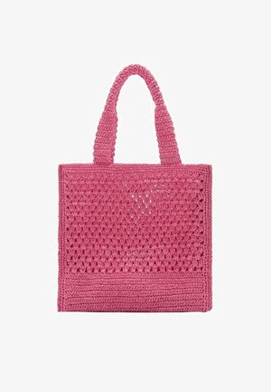 Sac fourre-tout en crochet rose vif avec des motifs complexes et des poignées texturées, doté d'une ouverture supérieure et d'une base solide.