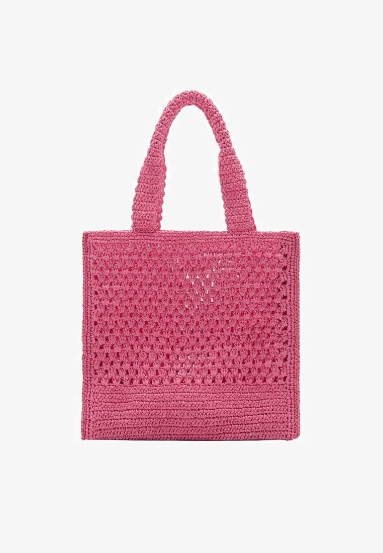 Sac fourre-tout en crochet rose vif avec des motifs complexes et des poignées texturées, doté d'une ouverture supérieure et d'une base solide.
