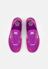 Sapatilhas de malha roxas com um design texturizado, sola branca e detalhes em rosa contrastante. Apresentam atacadores e palmilhas com marca.