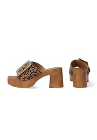 Leopardprint platform mules met een brede band en vierkante gesp, voorzien van een houten blokhak en een beige voetbed voor extra comfort.