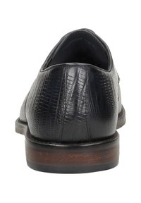 Zwarte leren dress shoe met een gestructureerd krokodillenpatroon, afgeronde vorm en een bruine houten hak. Achteraanzicht toont een gladde bovenzijde en gedetailleerde stiksels.