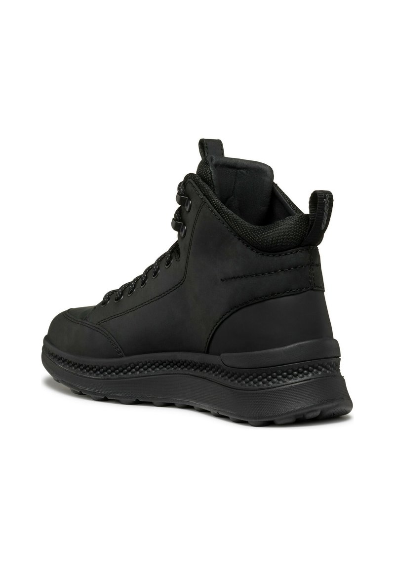 Czarne wysokie trampki z gładkiej skóry, zaokrągloną czubkiem i teksturowaną gumową podeszwą. Posiadają metalowe oczka i wyściełany kołnierz.