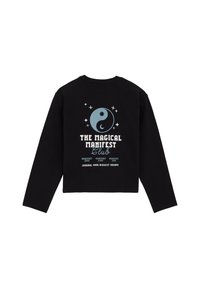 Juodas trumpas sunsweater'is su yin-yang grafika mėlynos ir baltos spalvos. Tekste yra "MAGIŠKAS MANIFESTŲ KLUBAS" ir "UŽRAŠYK SAVO DIDŽIAUSIAS SVAJONES."