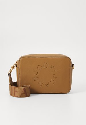 Sac bandoulière rectangulaire en simili cuir texturé. Il présente un design de logo perforé et une bandoulière en tissu avec l'inscription "JEANS".