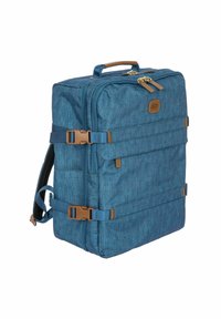 Sac à dos en tissu bleu avec une forme rectangulaire, deux poignées supérieures, des bretelles réglables, des accents marron et des compartiments zippés.