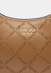 Borsa a tracolla in pelle marrone con texture, logo "LIU•JO" impresso, motivo trapuntato e zip dorata.