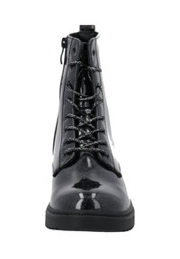Botines de charol negros con un acabado brillante, que cuentan con un sistema de cordones en la parte frontal, cordones plateados y una cremallera lateral para facilitar su uso.