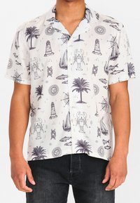 Krátký rukáv košile z lehkého materiálu s bílým pozadím a černými ilustracemi v námořním stylu, včetně humrů, majáků a palem.