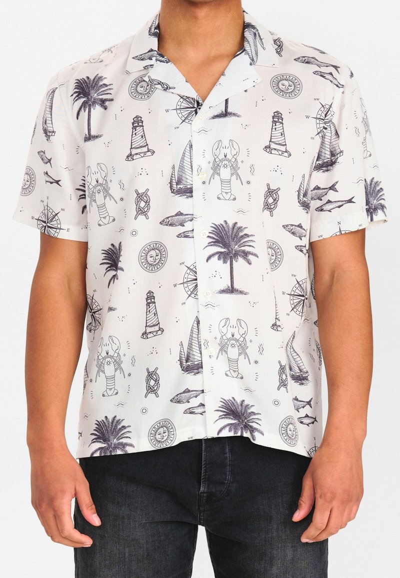 Krátký rukáv košile z lehkého materiálu s bílým pozadím a černými ilustracemi v námořním stylu, včetně humrů, majáků a palem.