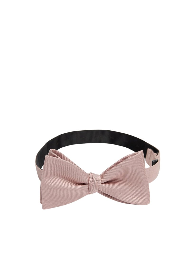 Vaaleanpunainen satiininen solmio, jossa on teksturoidun pinnan viimeistely, keskellä solmu ja musta säädettävä nauha turvallista istuvuutta varten.