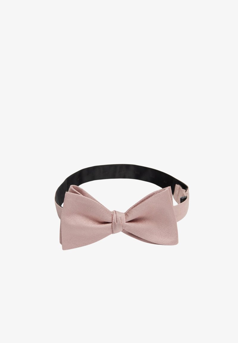Vaaleanpunainen satiininen solmio, jossa on teksturoidun pinnan viimeistely, keskellä solmu ja musta säädettävä nauha turvallista istuvuutta varten.