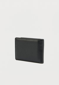 Μαύρο δερμάτινο πορτοφόλι με λεία υφή και διπλωτό σχέδιο, διαθέτει τακτοποιημένο ράψιμο και μινιμαλιστικό προφίλ.